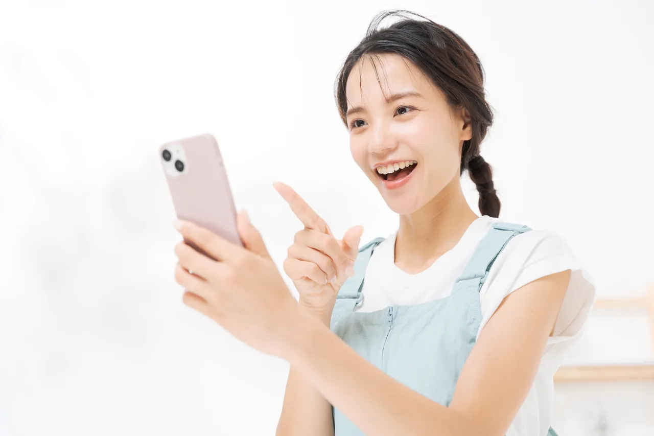 スマートフォンで予約を申し込む利用者
