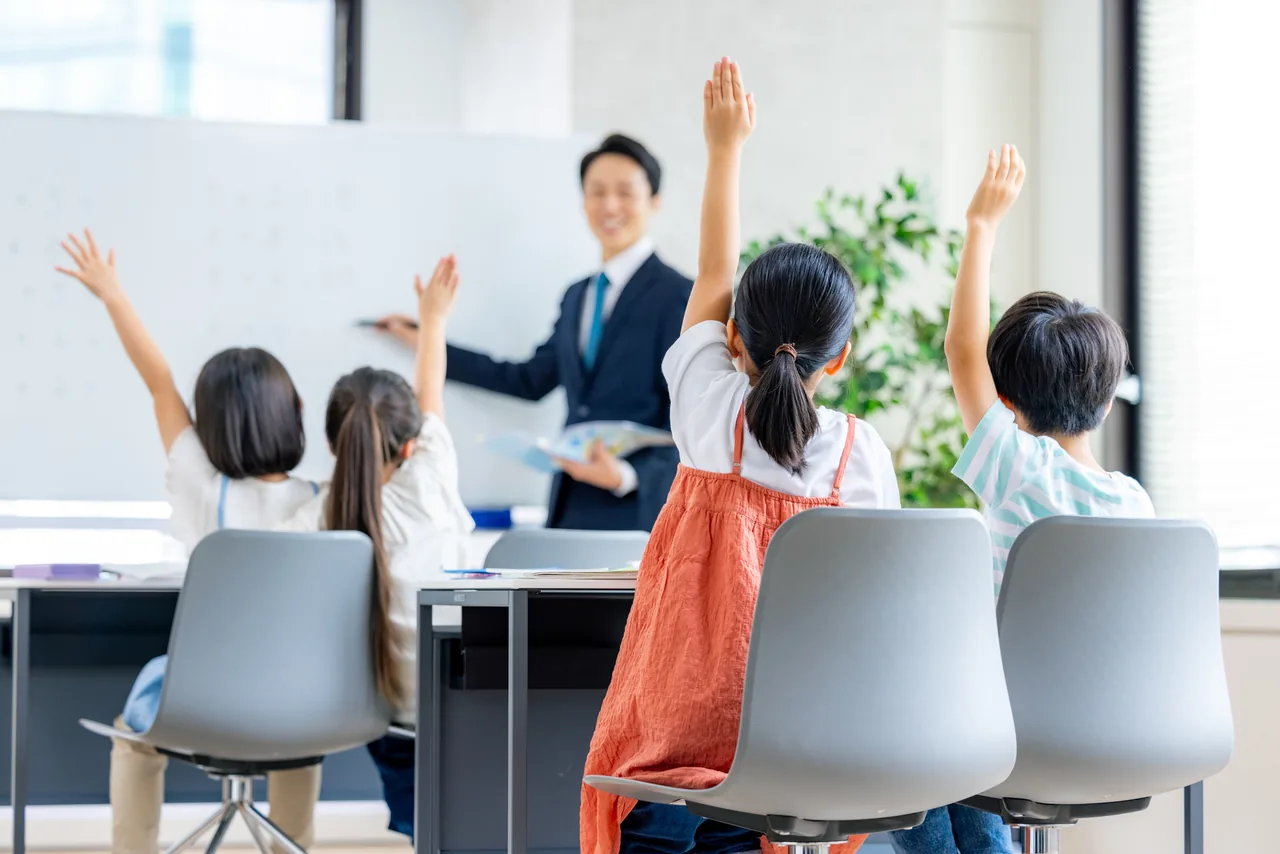 学習塾で勉強する子ども