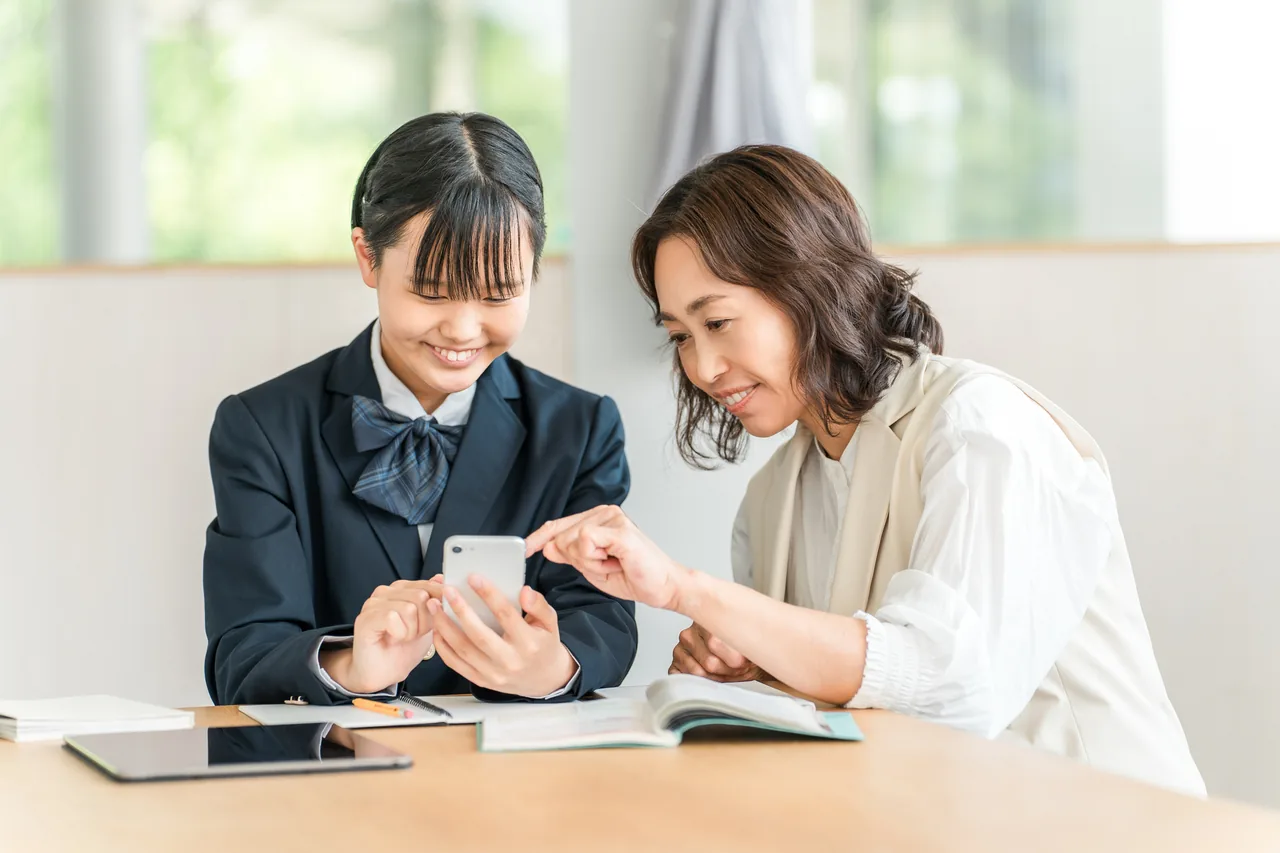 子どもの習い事をスマホで探す保護者