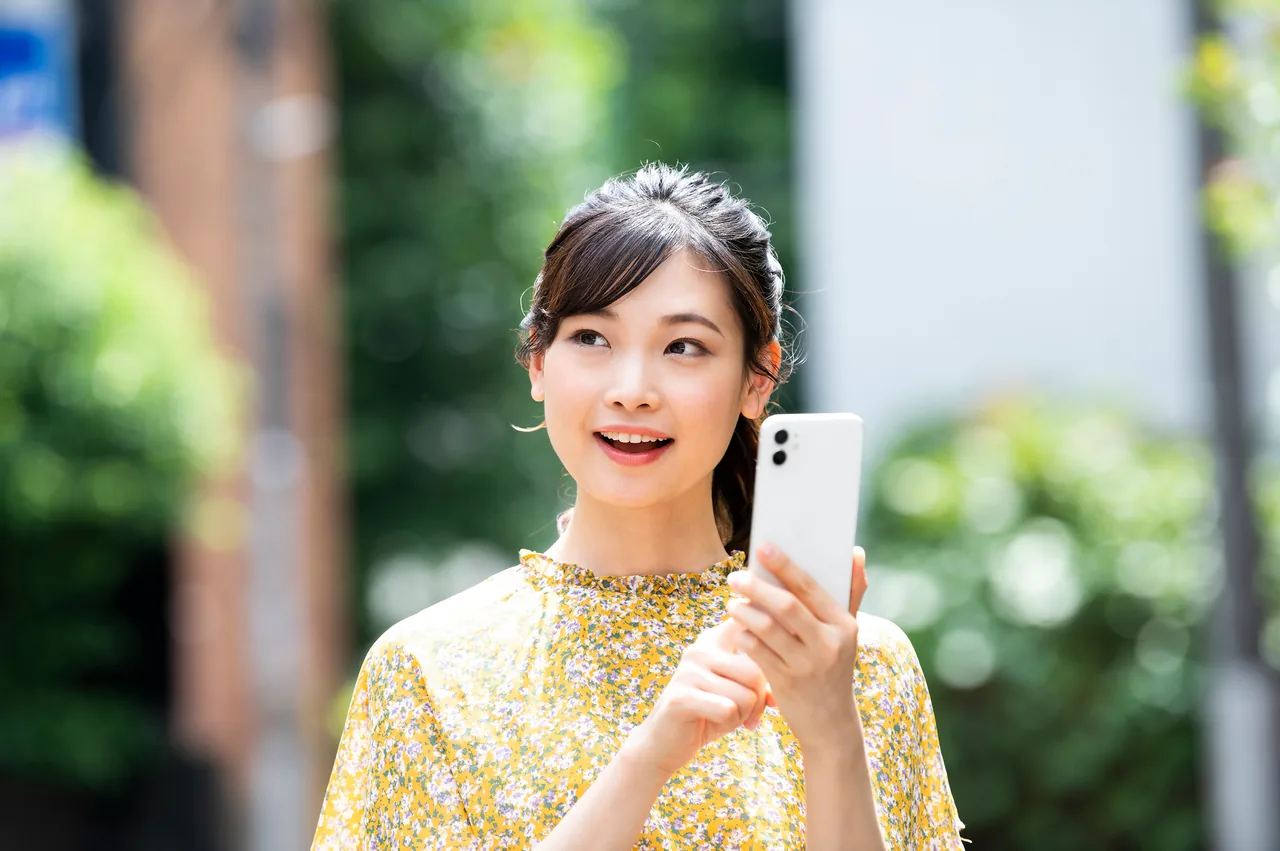 街なかでスマートフォンを見て店を探す