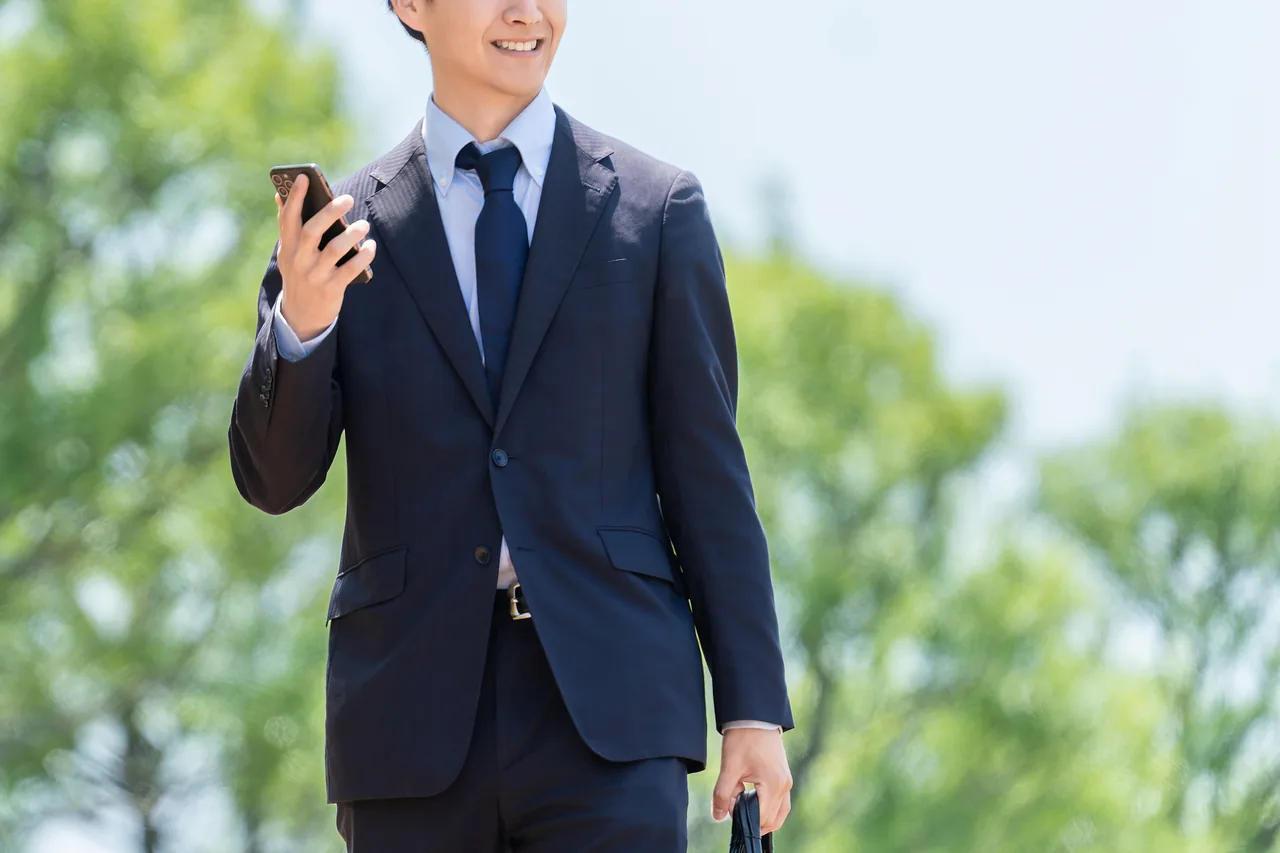 応募者に会社を説明する採用担当者