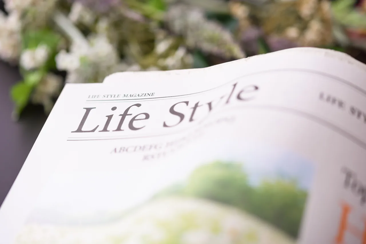 手元に置かれた紙の情報誌