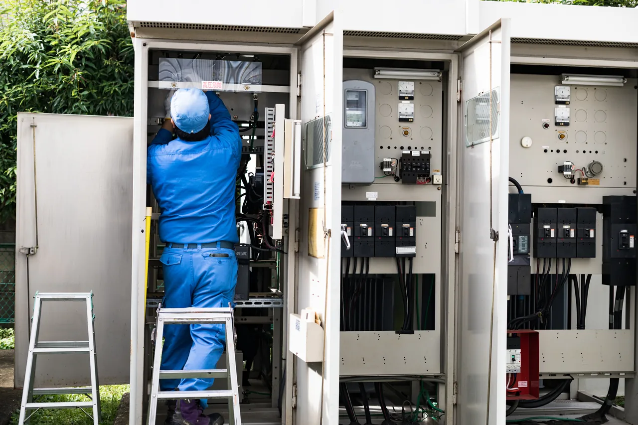 現場で作業する電気工事士