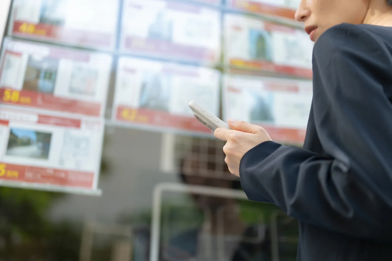 店頭の物件情報を見ながらスマホで調べる
