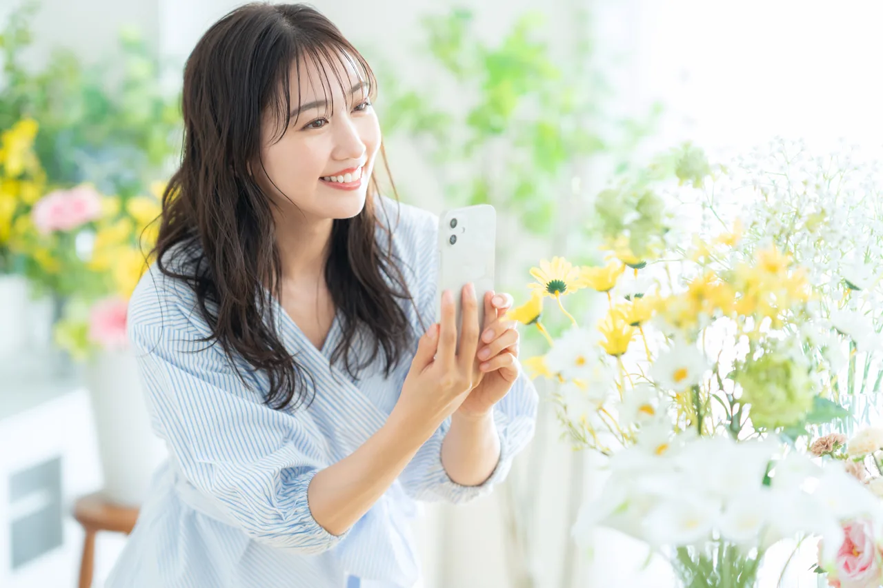 明るい店内をスマホで撮影する