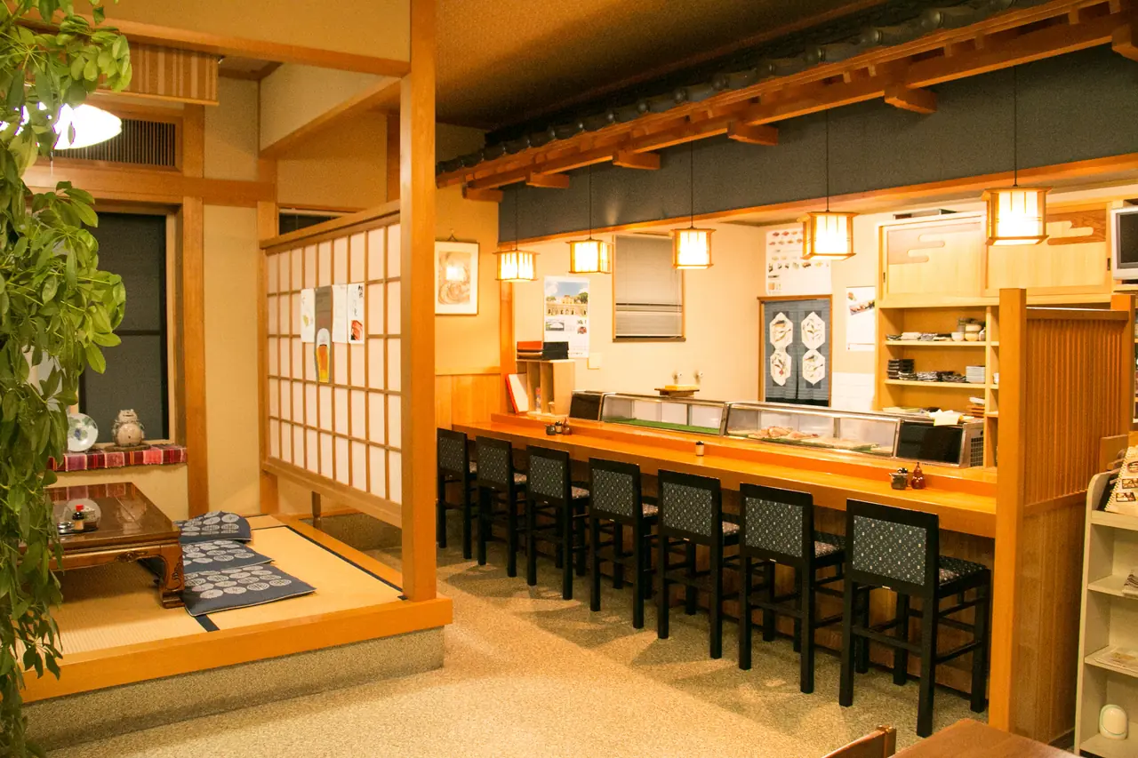 飲食店の明るい店内とテーブル席
