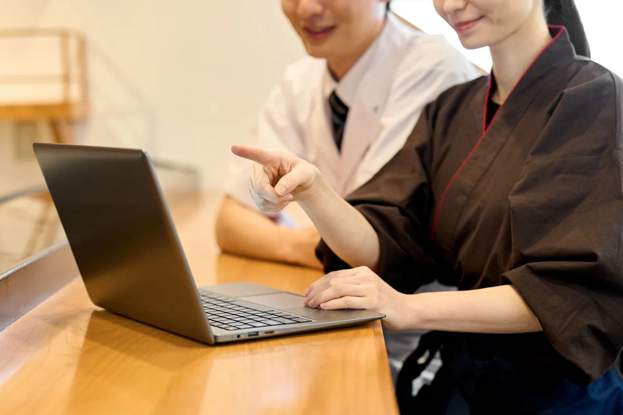 Web集客の進め方を考える経営者