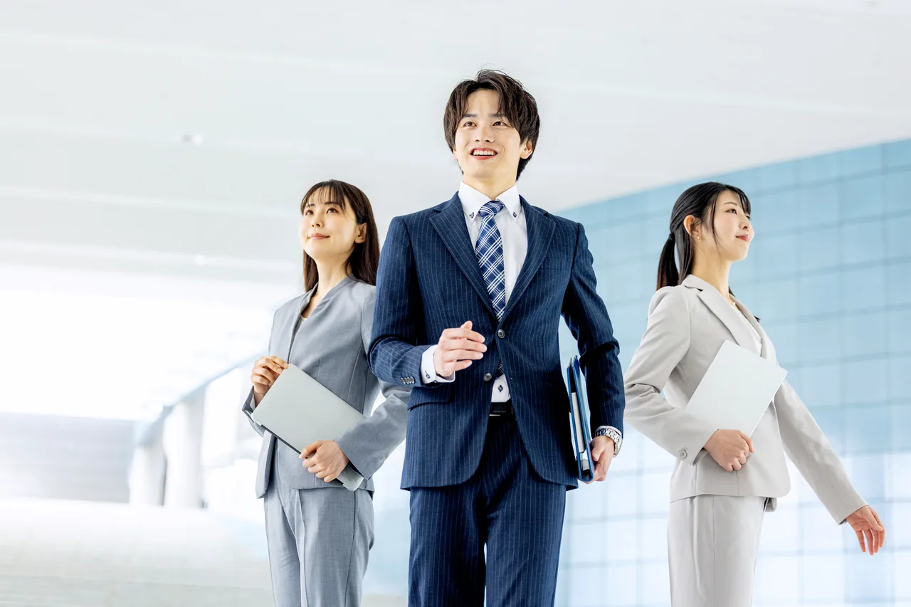 新しい体制でスタートする社員たち