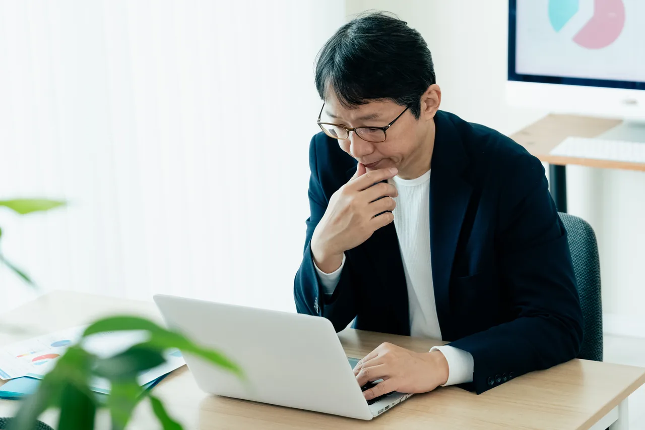 検索順位が上がらず悩む担当者