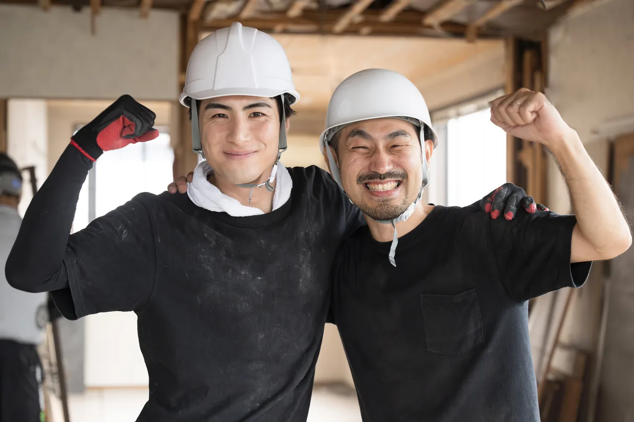 現場で笑顔を見せる建設会社の職人