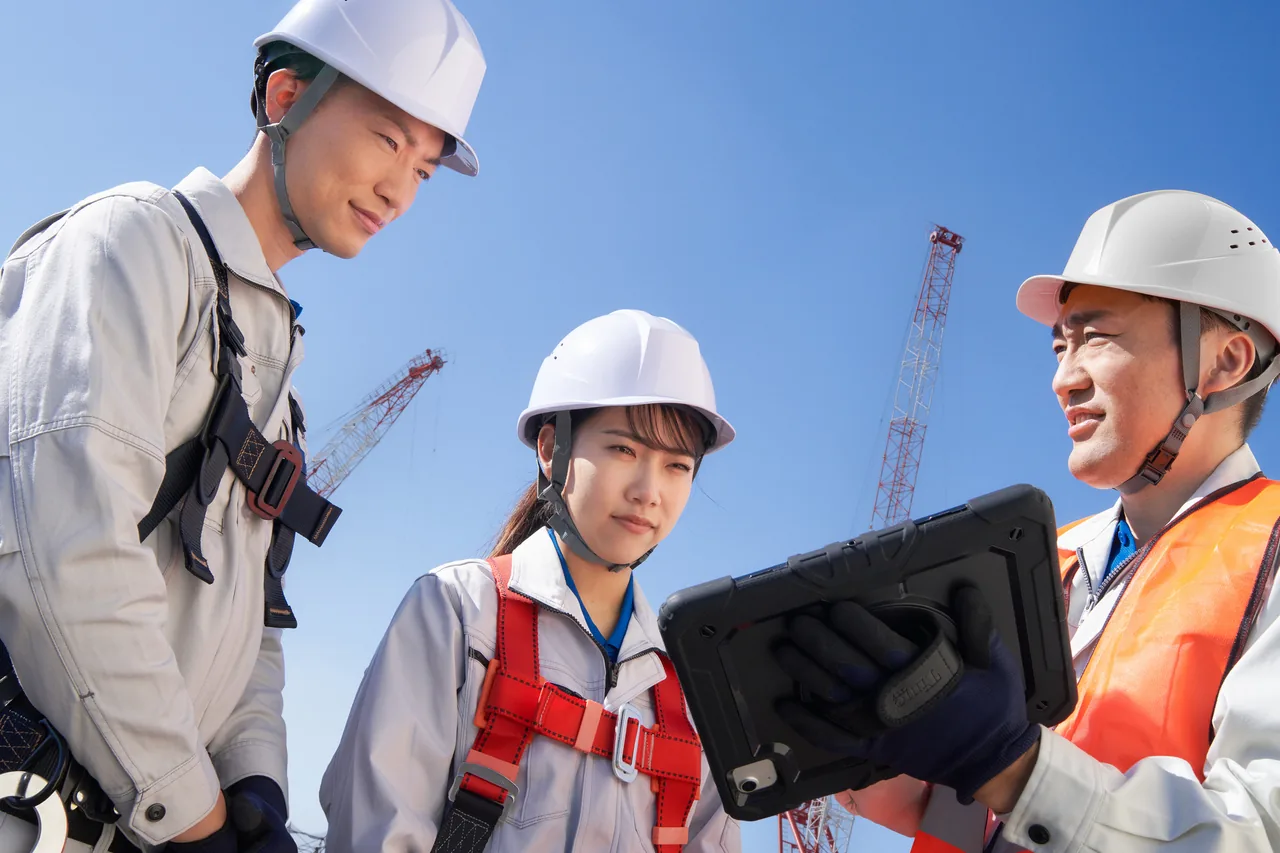現場でタブレットを見ながら確認する担当者