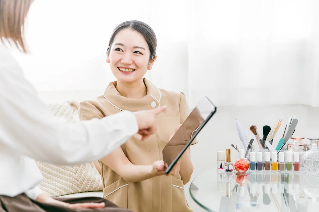 スマホで美容室を探して予約する