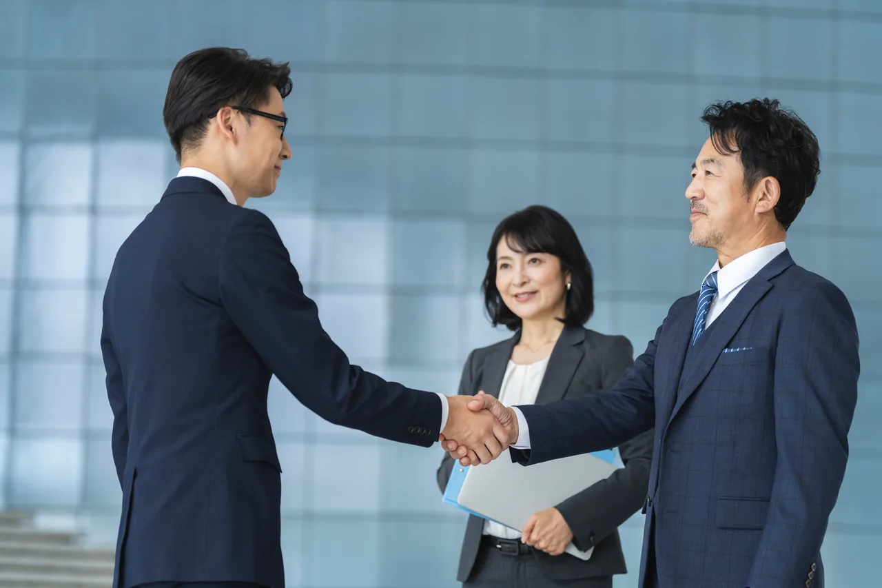 職場で先輩社員が新人に仕事を教える