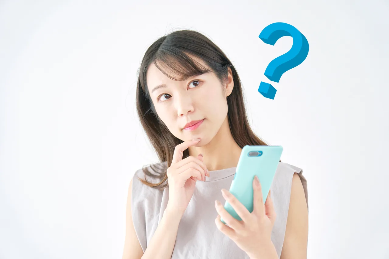 スマートフォンでお店を探す利用者