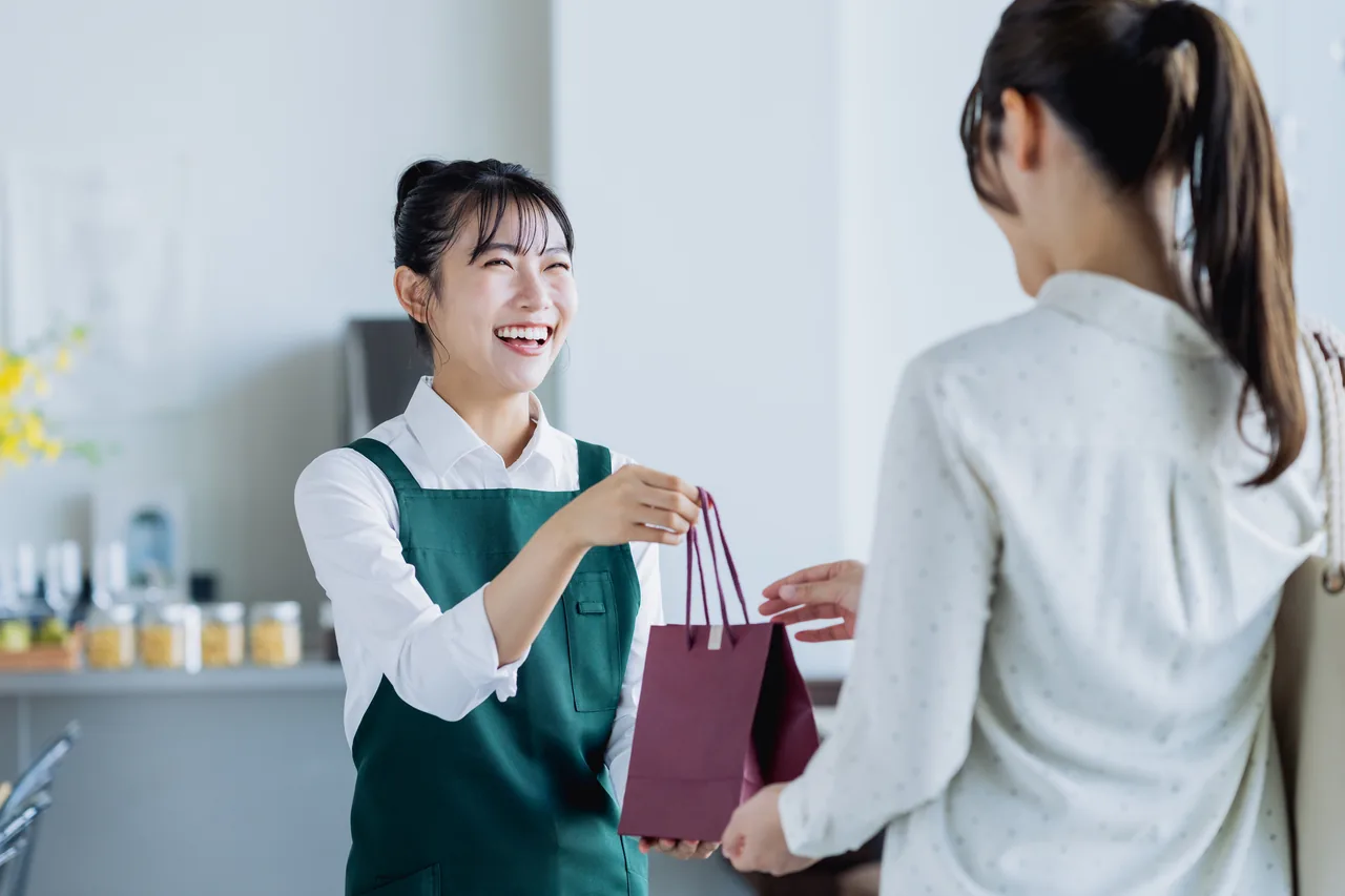 お客様を笑顔で迎える店舗スタッフ