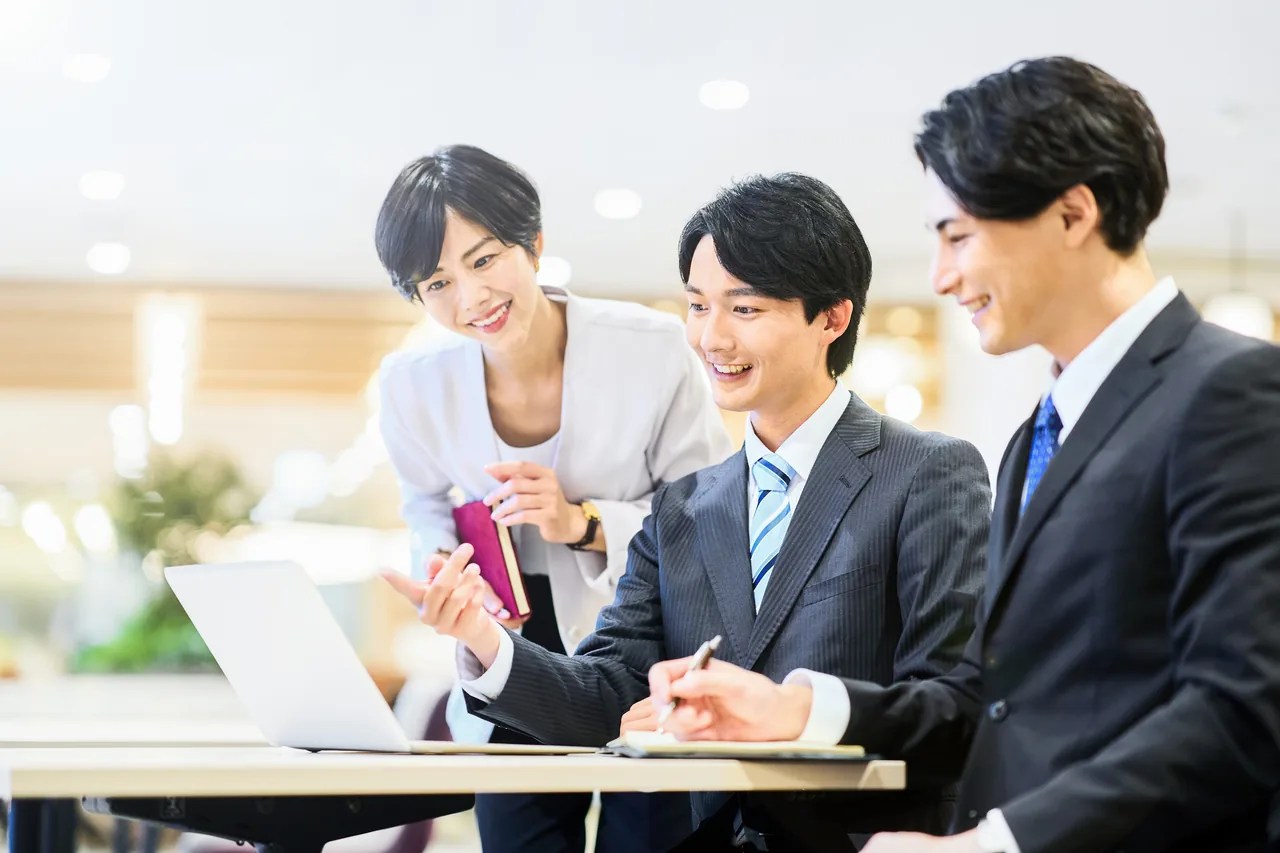 更新の担当と頻度を決めて共有する