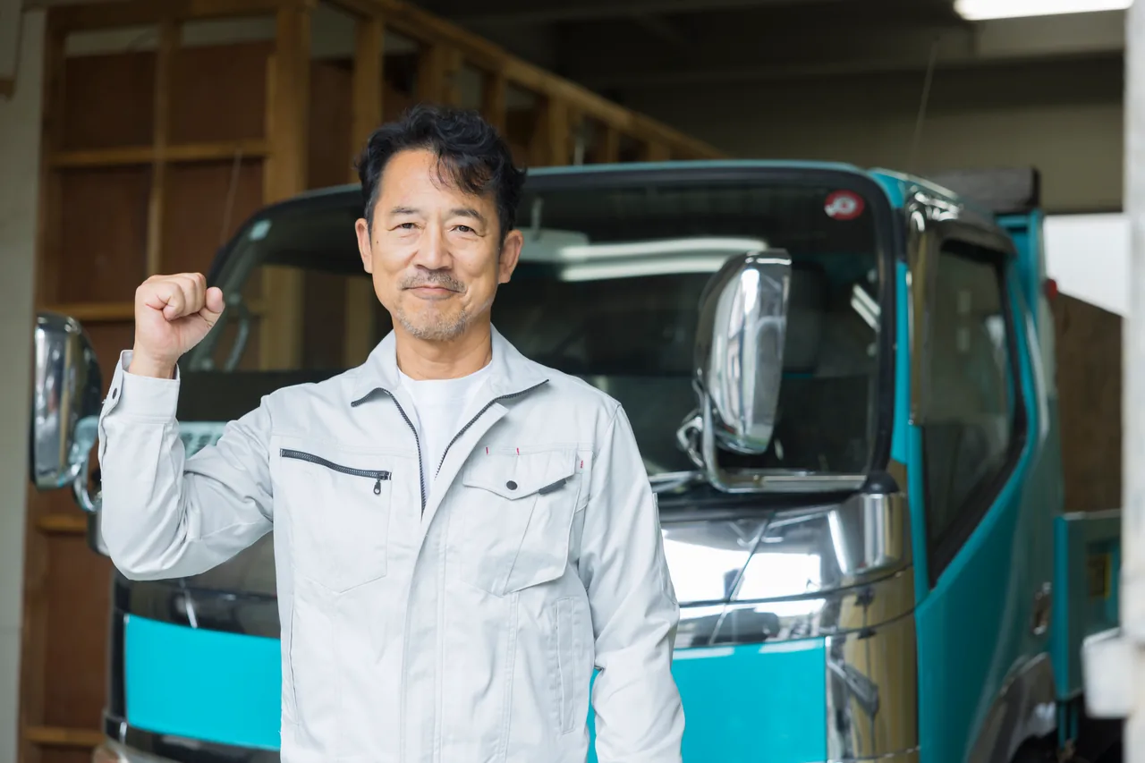 職場で笑顔を見せる担当者