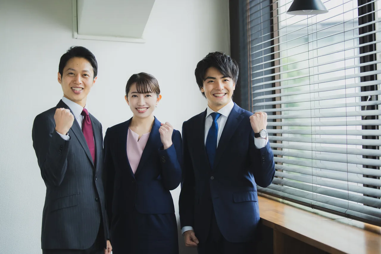 並んで笑顔を見せる社員